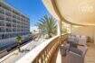 Amplia terraza con muebles de ratán, vista de palmas y proximidad al mar en Ses Salines