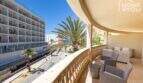 Amplia terraza con muebles de ratán, vista de palmas y proximidad al mar en Ses Salines