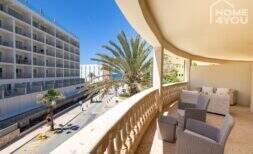 Amplia terraza con muebles de ratán, vista de palmas y proximidad al mar en Ses Salines