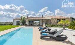 Mediterrane Finca in Sa Pobla: Poolterrasse mit Liegestühlen, Natursteinhaus & Panoramablick