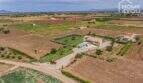 Vista aérea: finca mediterránea en Sa Pobla, parcela de 24.000 m² con piscina, casa principal y casa de huéspedes