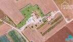 Vista aérea finca mediterránea en Sa Pobla: casa principal, casa de huéspedes, piscina, jardín y campos en 24.000 m²