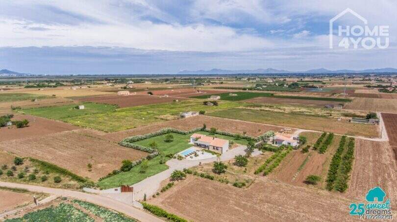 Vista aérea: finca mediterránea Sa Pobla, parcela de 24.000 m², piscina, casa de huéspedes, vista panorámica