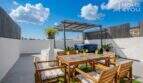 Dachterrasse mit Holzmöbeln, Jacuzzi unter Pergola und Orangensaftgläsern, Stadthaus Maria de la Salut