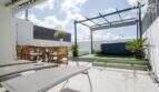 Sonnige Dachterrasse mit Jacuzzi, Pergola, Esstisch und Sonnenliegen des Stadthauses in Maria de la Salut