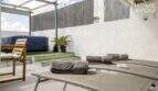 Sonnige Dachterrasse mit Liegestühlen, Jacuzzi und Pergola des Stadthauses in Maria de la Salut