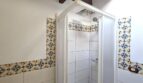 Dusche mit gemusterten Zementfliesen und weißen Wandfliesen im modernisierten Stadthaus in Petra