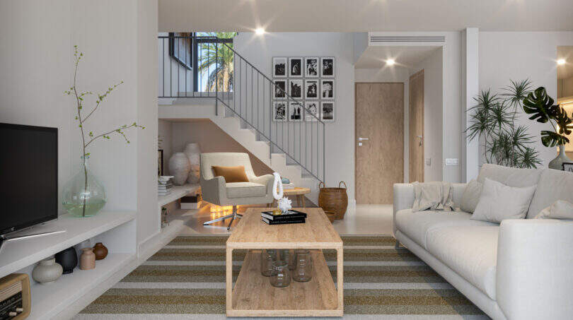 Helles Wohnzimmer mit Treppe, weißem Sofa und Holztisch im Reihenhaus am Tramuntana-Gebirge, Esporles