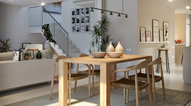 Helles Esszimmer mit Holztisch, modernen Stühlen und offener Wohnküche im Reihenhaus Esporles