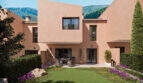 Reihenhaus in Esporles: Terrakottafassade mit Terrasse, gepflegtem Garten und Blick auf die Tramuntana-Berge.
