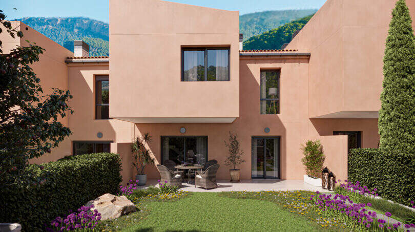 Reihenhaus in Esporles: Terrakottafassade mit Terrasse, gepflegtem Garten und Blick auf die Tramuntana-Berge.
