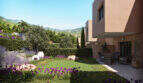 Gepflegter Garten mit lila Blumen, Terrasse und Blick auf die Tramuntana-Berge beim Reihenhaus in Esporles