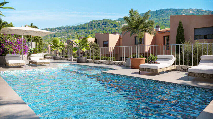 Pool mit Liegestühlen und Palmen, Reihenhaus in Esporles am Fuße des Tramuntana-Gebirges
