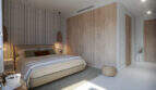 Helles Schlafzimmer mit Doppelbett, Holzvertäfelung und modernem Design im Reihenhaus Esporles