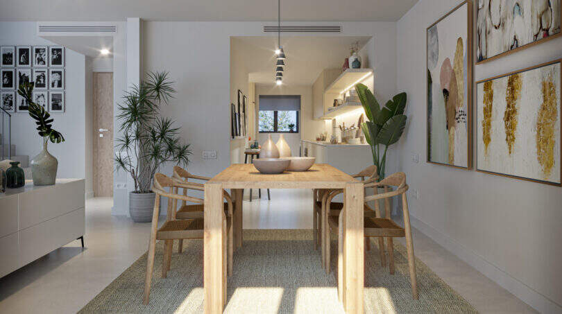 Helles Esszimmer im Reihenhaus Esporles mit Holztisch, modernen Stühlen, Kunstwerken und Zimmerpflanzen