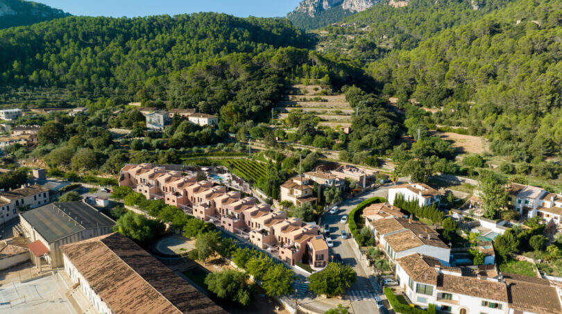 Luftaufnahme Reihenhäuser in Esporles am Fuße der Tramuntana-Gebirge, umgeben von Grün