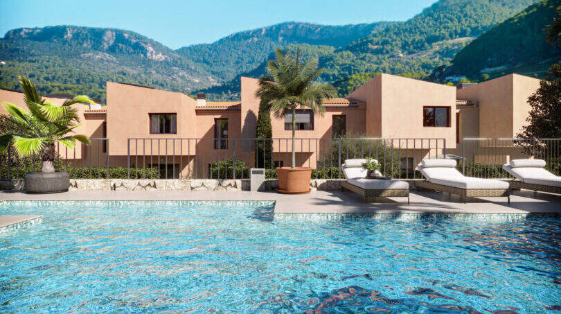 Gemeinschaftspool mit Liegestühlen, Reihenhäuser und Tramuntana-Gebirge in Esporles im Hintergrund