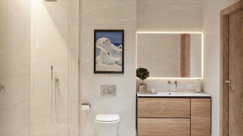 Modernes Badezimmer mit Holzwaschtisch, beleuchtetem Spiegel und ebenerdiger Dusche im Reihenhaus Esporles