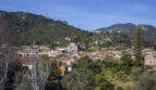 Panoramablick auf Esporles mit Kirche, Ortsansicht und Tramuntana-Gebirge im Hintergrund