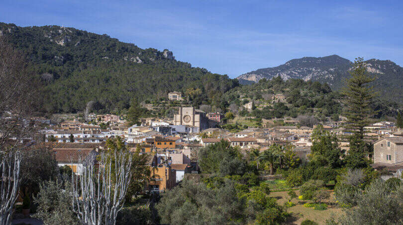 Panoramablick auf Esporles mit Kirche, Ortsansicht und Tramuntana-Gebirge im Hintergrund