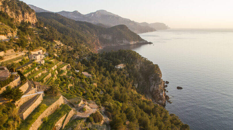 Luftaufnahme: Terrassierte Hanglage am Mittelmeer, Tramuntana-Gebirge, Esporles – ideale Lage für Reihenhäuser.