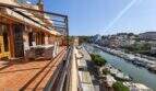 Sonnige Dachterrasse mit Sitzgruppe und direktem Blick auf den Hafen von Porto Cristo mit Booten