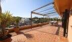 Große Dachterrasse mit Pergola, Terrakottaboden und Palmen, Blick auf Porto Cristo