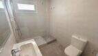 Modernes Badezimmer mit Dusche, WC und Waschbecken in der Hafenwohnung 1. Linie Porto Cristo