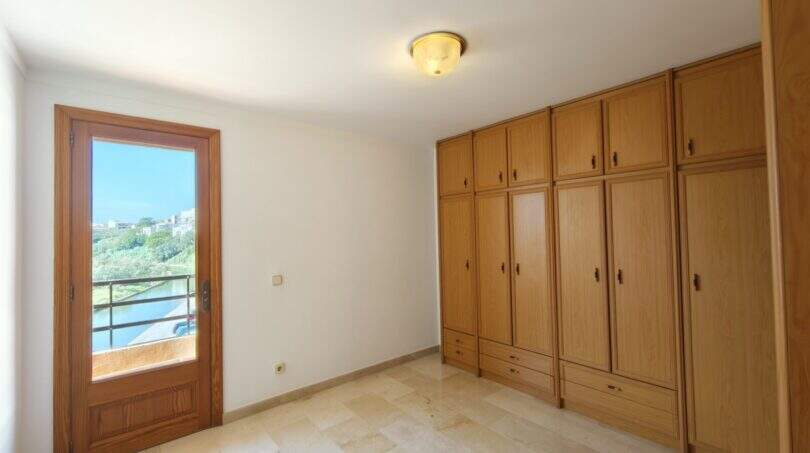 Helles Schlafzimmer mit großem Holzeinbauschrank, Balkonzugang und Meerblick in Porto Cristo
