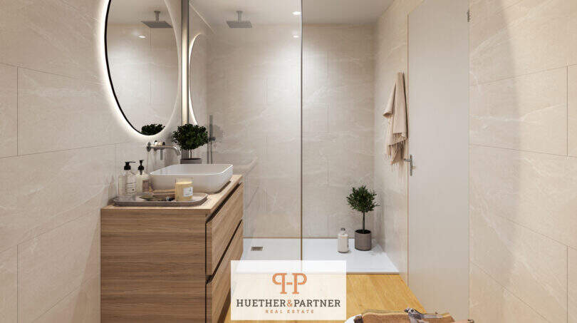 Modernes Badezimmer der Neubau-Wohnung Cor 39 in Palma mit Holzunterschrank, Regendusche und Marmorfliesen.
