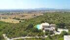 Luftaufnahme moderner Finca in Felanitx mit Infinity-Pool, Garten und Panoramablick über die mallorquinische Landschaft.