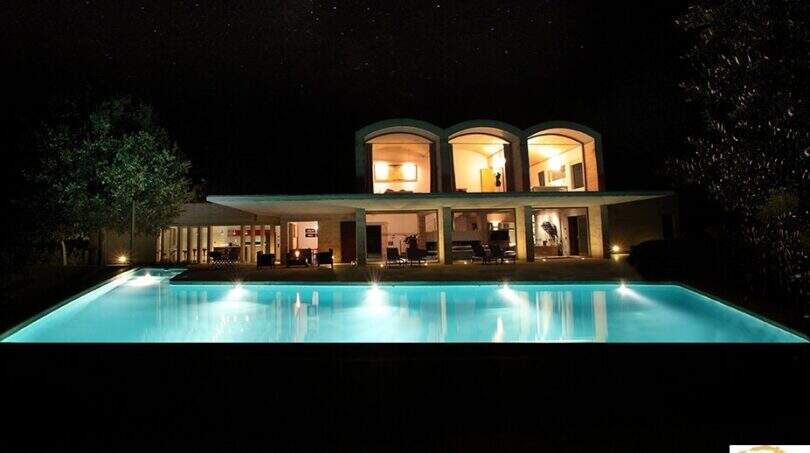 Moderne Finca Felanitx bei Nacht: beleuchteter Infinity-Pool, großzügige Bögen & Stargazing-Himmel