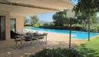 Überdachte Terrasse mit Esstisch, großem Pool und Panoramablick auf die Landschaft der Finca in Felanitx