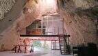 Beeindruckender Höhlenraum der Finca Felanitx mit Galerie, Stahltreppe und natürlichem Felsgewölbe