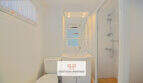 Helles Badezimmer mit Dusche, WC und Waschtisch im Apartment in Cales de Mallorca