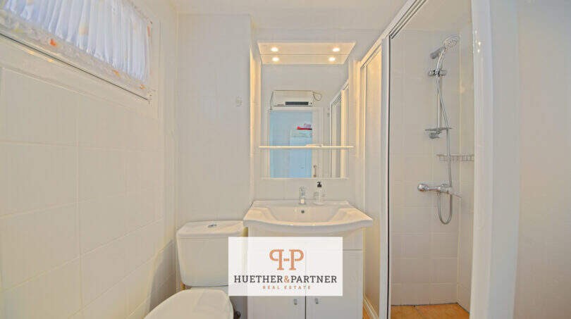 Helles Badezimmer mit Dusche, WC und Waschtisch im Apartment in Cales de Mallorca