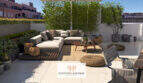 Sonnige Dachterrasse des Penthouse Cor 39 in Palma mit Lounge, Bambus-Sichtschutz und modernem Outdoor-Mobiliar.