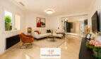 Helles Wohnzimmer der Villa Sa Torre mit Marmorboden, cremefarbenem Sofa und modernem Design.