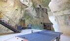 Einzigartiger Freizeitraum in Felsenhöhle mit Tischtennisplatte, Lounge-Ecke und Treppenaufgang in Felanitx