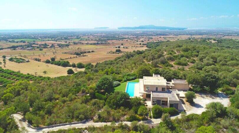 Luftaufnahme der Designer-Finca in Felanitx mit Pool, umgeben von Natur und Blick über die Ebene Mallorcas.