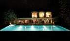 Moderne Designer-Finca in Felanitx bei Nacht mit beleuchtetem Pool und offener Wohnarchitektur