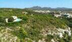 Luftaufnahme Designer-Finca Felanitx mit Pool, umgeben von Grün und Bergen im Hintergrund