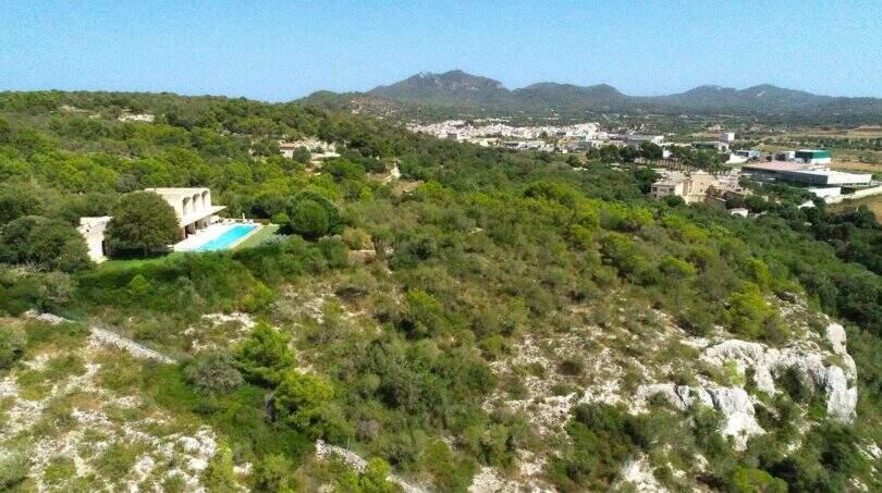 Luftaufnahme Designer-Finca Felanitx mit Pool, umgeben von Grün und Bergen im Hintergrund
