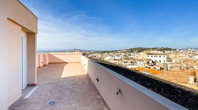 Amplia terraza en la azotea con vistas panorámicas sobre los tejados de Felanitx y colinas circundantes