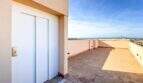 Terraza en la azotea del apartamento de lujo en Felanitx con acceso por ascensor, suelo de piedra natural y vistas panorámicas sobre la ciudad