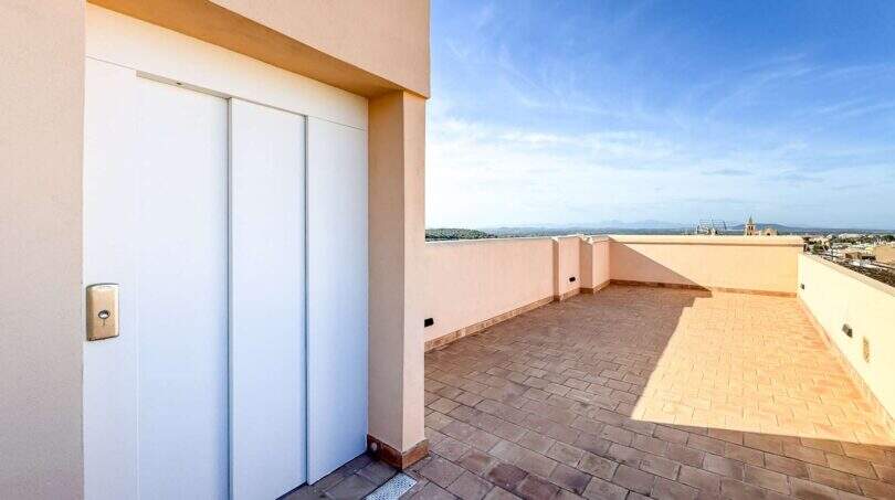 Terraza en la azotea del apartamento de lujo en Felanitx con acceso por ascensor, suelo de piedra natural y vistas panorámicas sobre la ciudad