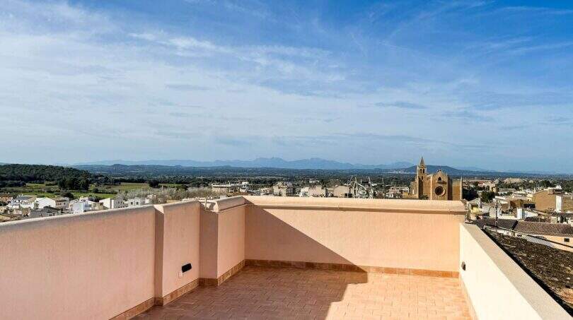 Amplia terraza en la azotea con vistas panorámicas sobre Felanitx, iglesia y Serra de Tramuntana al fondo