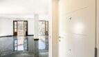 Entrada luminosa del apartamento de lujo en Felanitx con suelos de mármol y puertas balconeras francesas