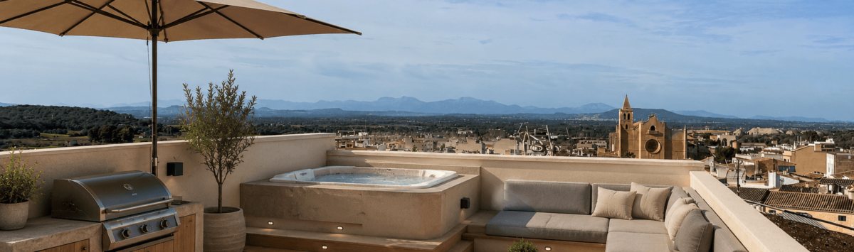 Terraza en la azotea con jacuzzi, salón, parrilla y vista panorámica sobre Felanitx y las montañas