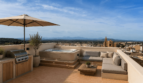 Terraza en la azotea con jacuzzi, salón, parrilla y vista panorámica sobre Felanitx y las montañas